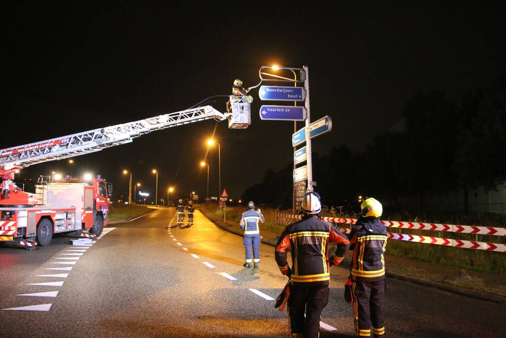 Brandweer zet losgewaaide bewegwijzering weer vast