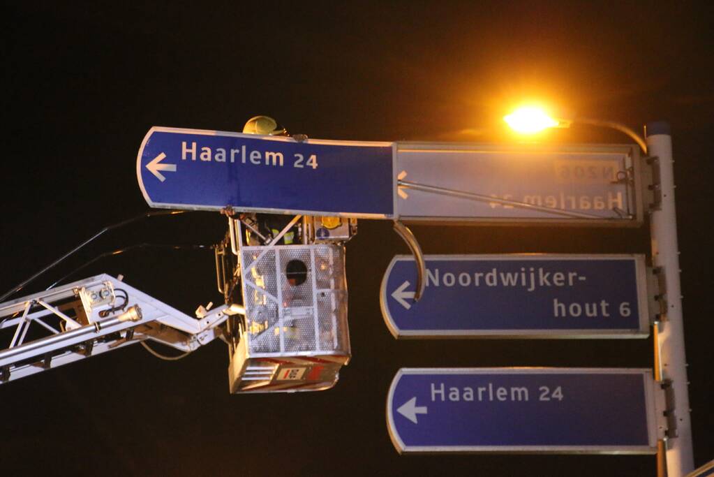Brandweer zet losgewaaide bewegwijzering weer vast