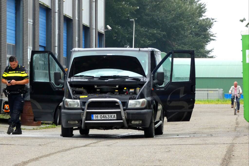 Brand in motorcompartiment van bestelbus