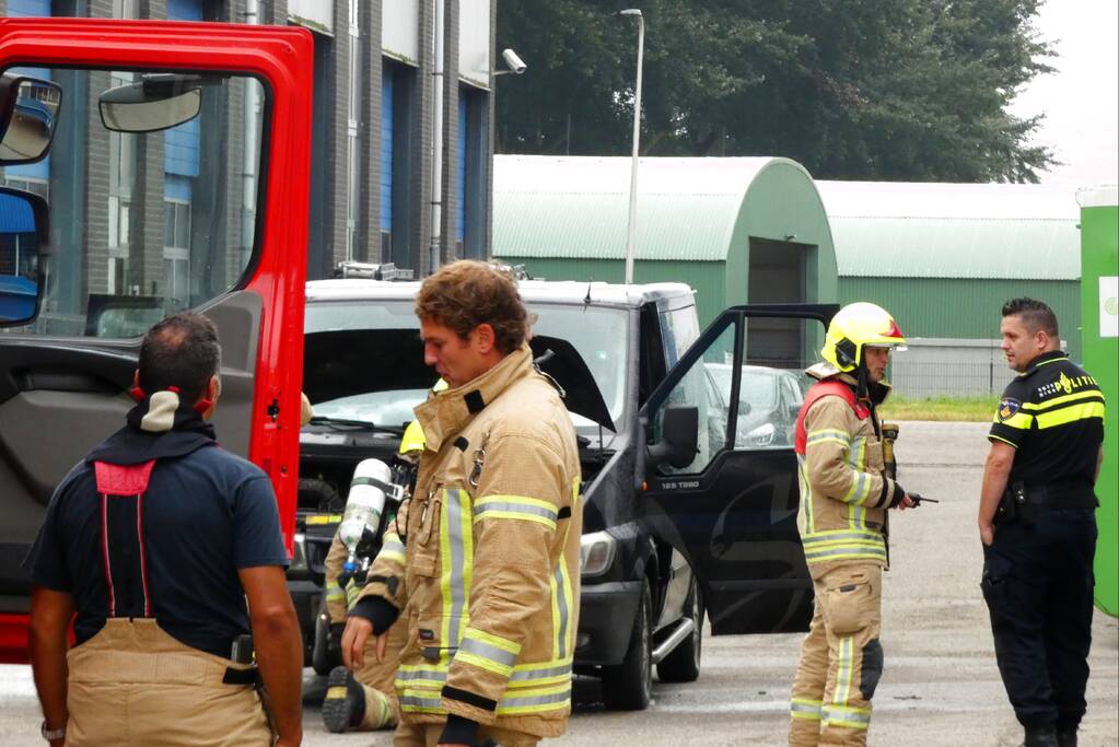 Brand in motorcompartiment van bestelbus