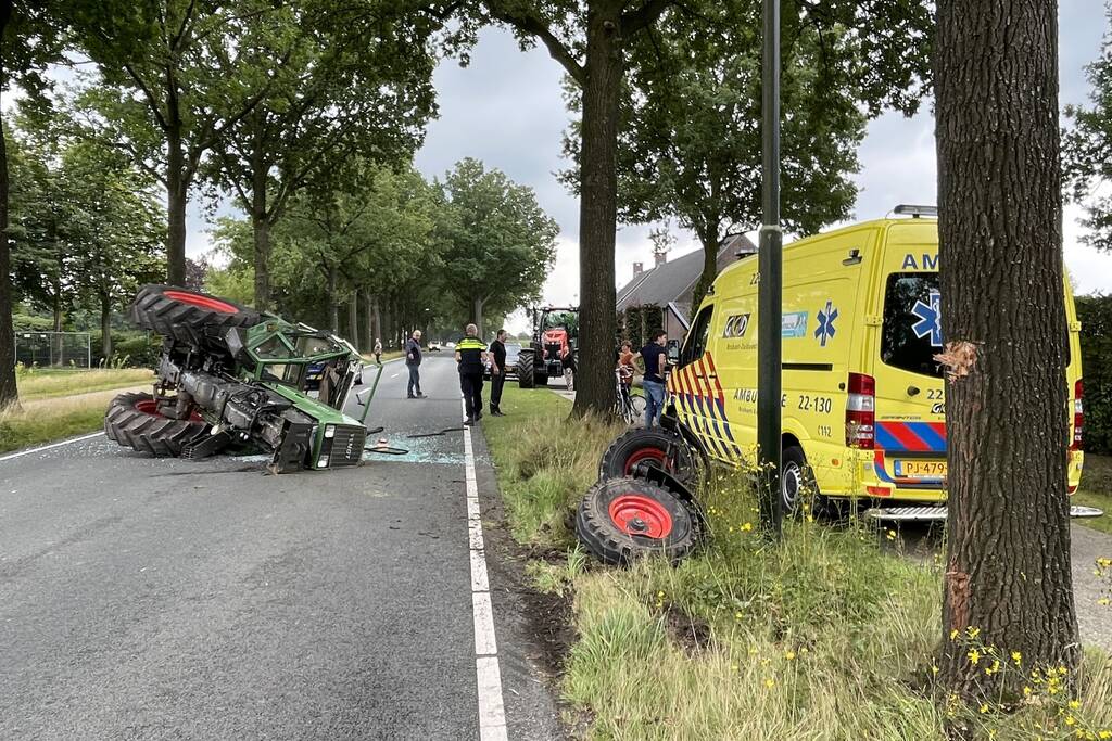 Tractor over de kop na botsing met boom