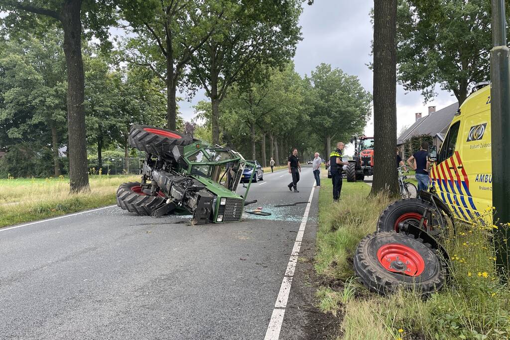 Tractor over de kop na botsing met boom