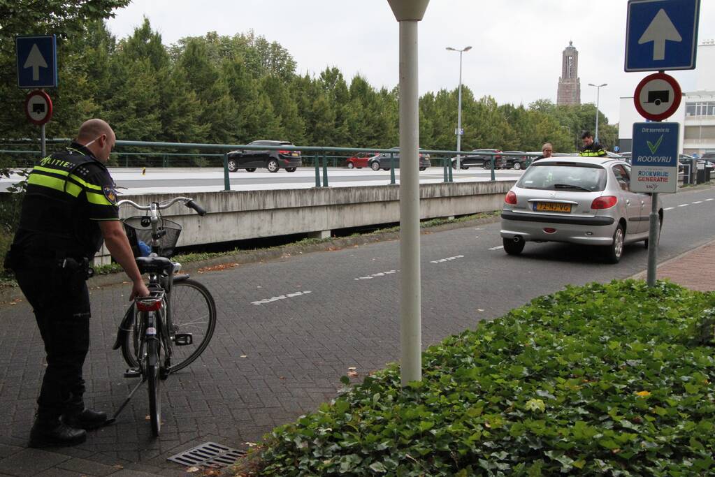 Vrouw met fiets gaat onderuit voor ingang ziekenhuis