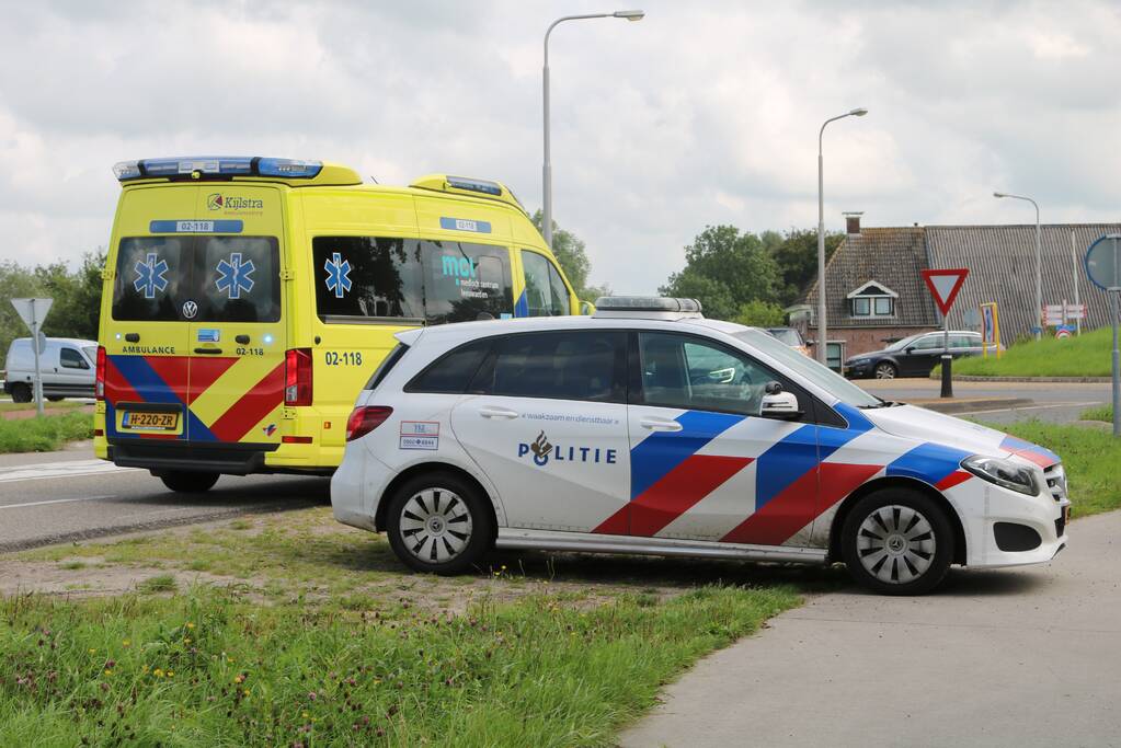 Vrouw met fiets gaat onderuit