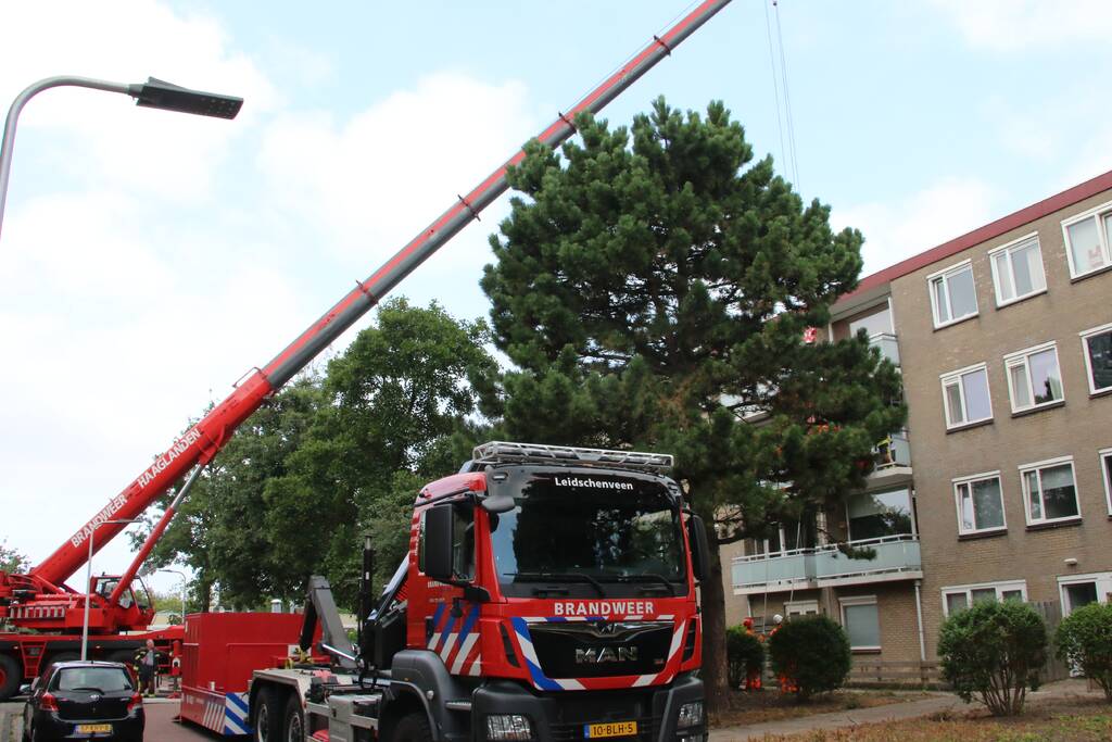 Kraan ingezet om persoon uit woning te halen