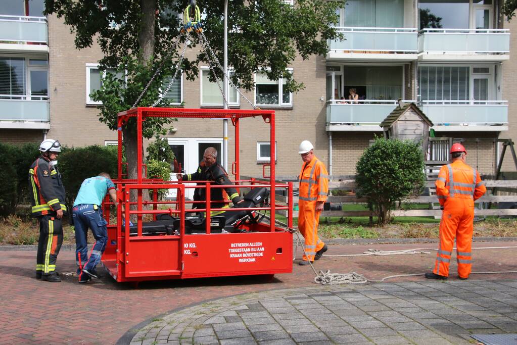 Kraan ingezet om persoon uit woning te halen