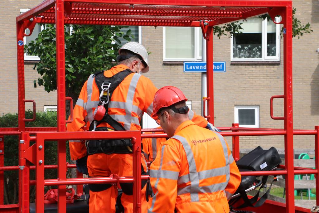 Kraan ingezet om persoon uit woning te halen