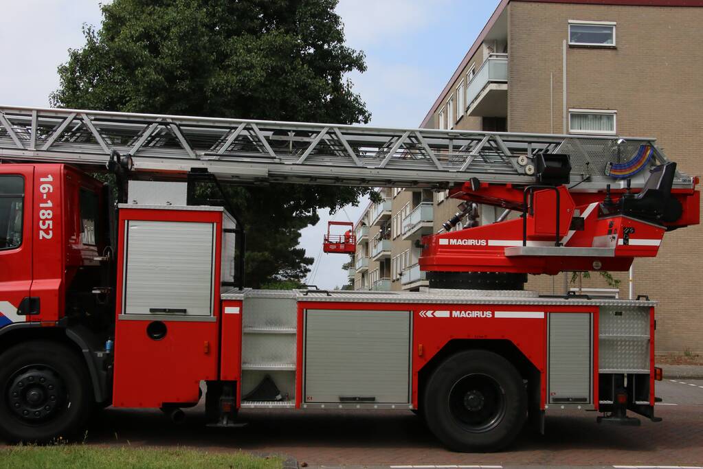 Kraan ingezet om persoon uit woning te halen