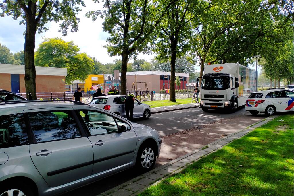 Voetganger voor openbare basisschool Angelslo aangereden