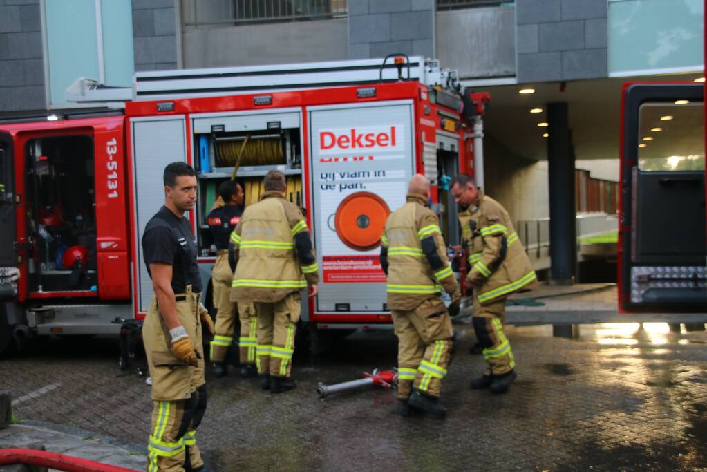 Old-timer brandt uit in parkeergarage