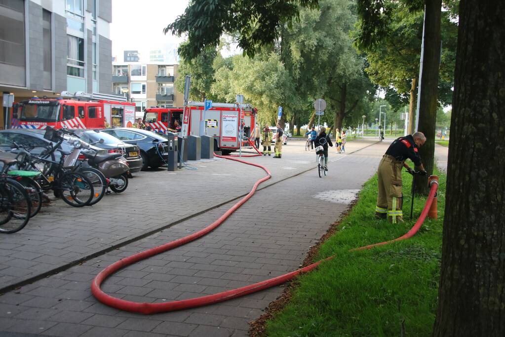Old-timer brandt uit in parkeergarage