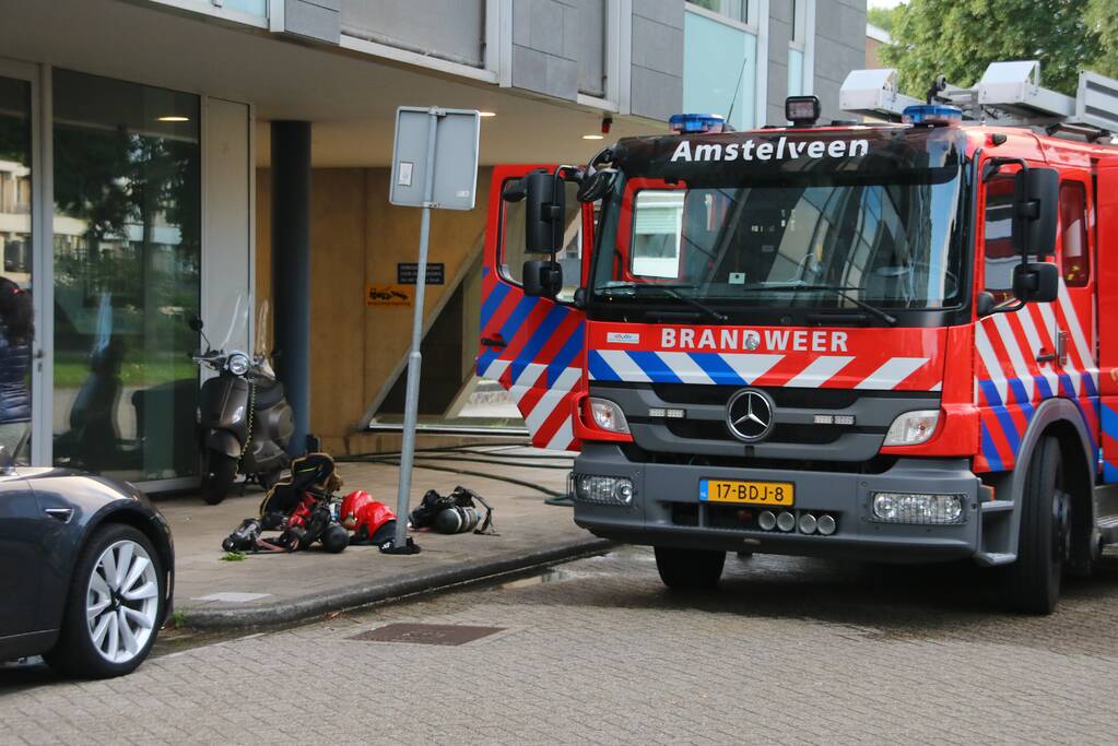 Old-timer brandt uit in parkeergarage