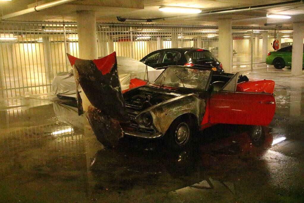 Old-timer brandt uit in parkeergarage