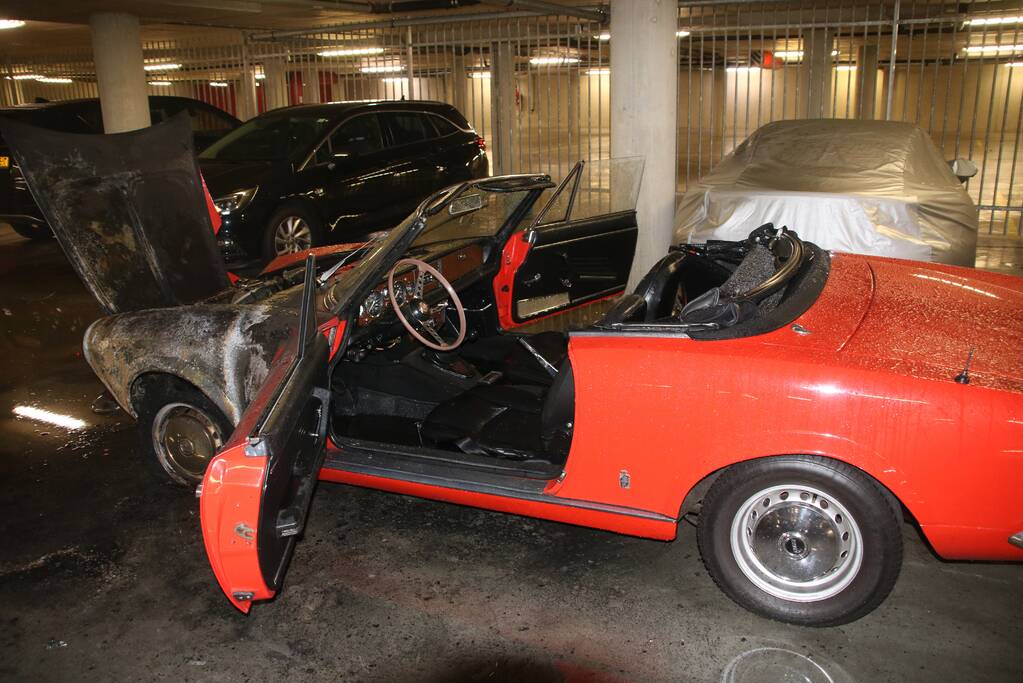 Old-timer brandt uit in parkeergarage