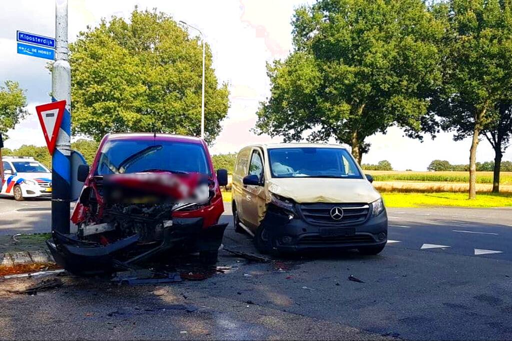 Twee bestelbussen botsen op kruising