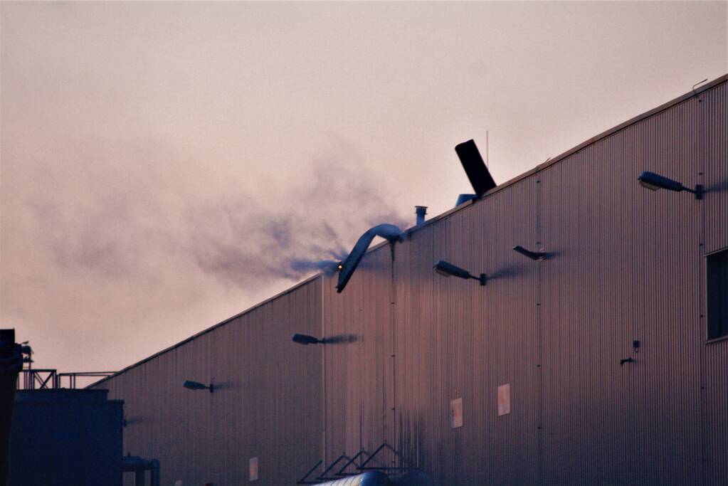 Grote uitslaande brand bij Extrusie fabriek