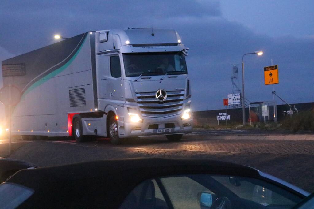 F1-teams en wagens arriveren op Zandvoort