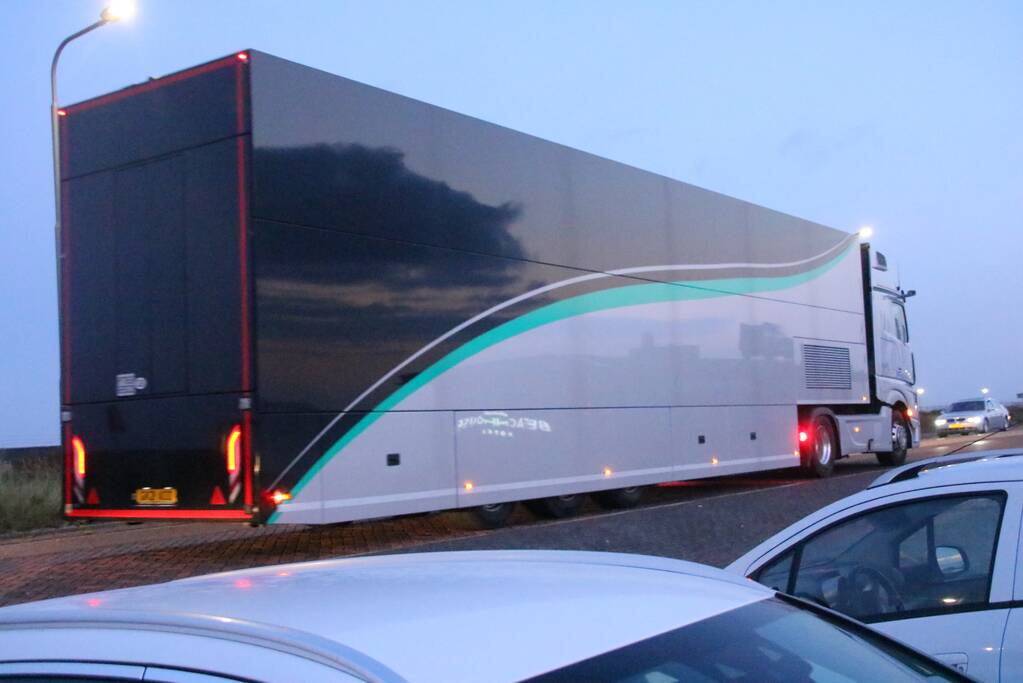 F1-teams en wagens arriveren op Zandvoort