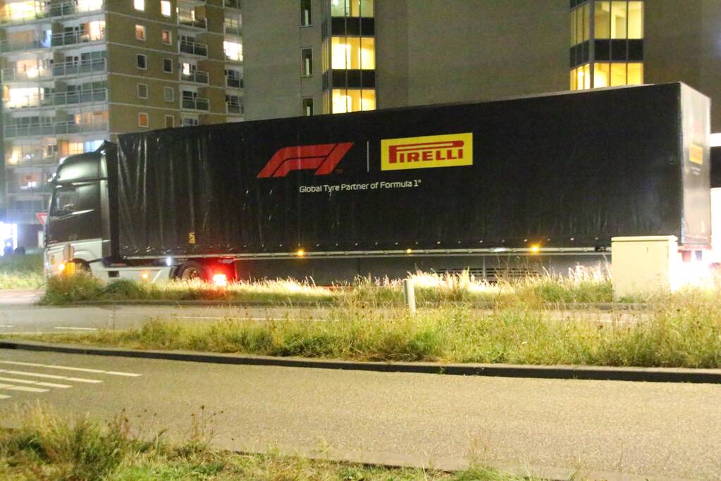 F1-teams en wagens arriveren op Zandvoort