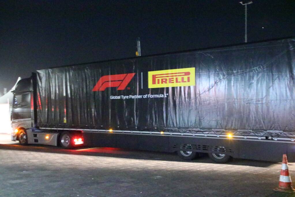 F1-teams en wagens arriveren op Zandvoort