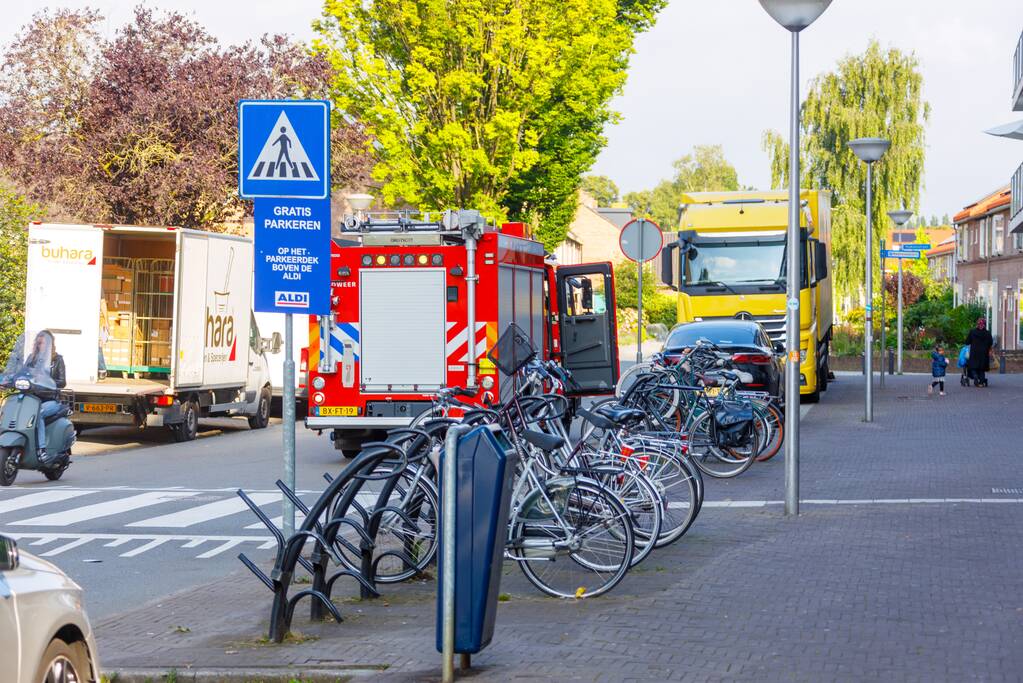 Dakdekkers zetten pand informatiewinkel Indebuurt033 vol rook