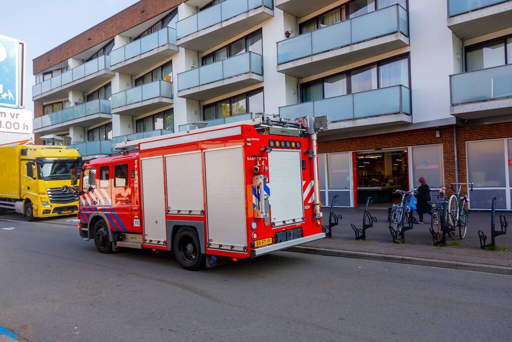 Dakdekkers zetten pand informatiewinkel Indebuurt033 vol rook