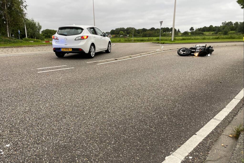 Motorrijder gewond bij botsing op rotonde