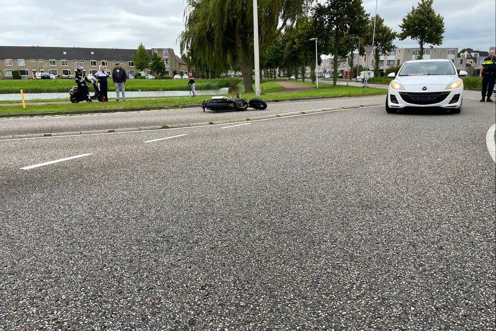 Motorrijder gewond bij botsing op rotonde