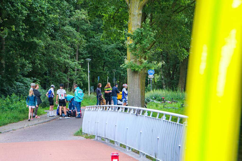 Wielrenners en scooterrijder gewond bij remactie
