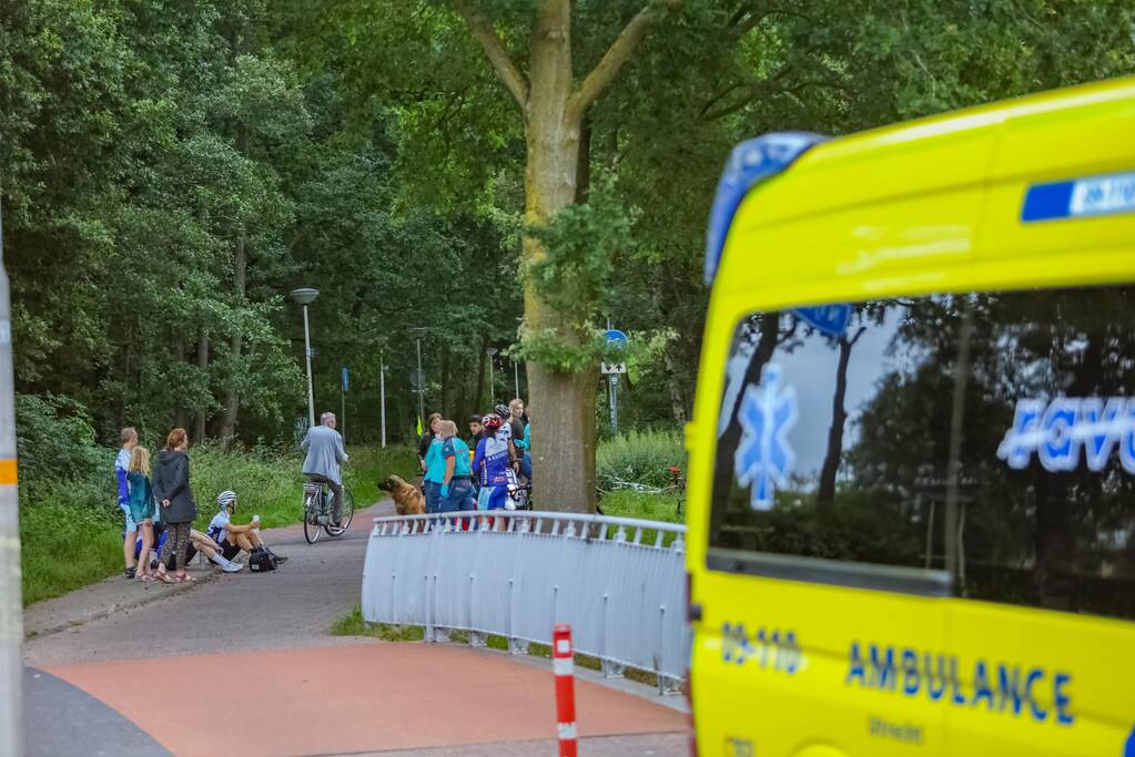 Wielrenners en scooterrijder gewond bij remactie