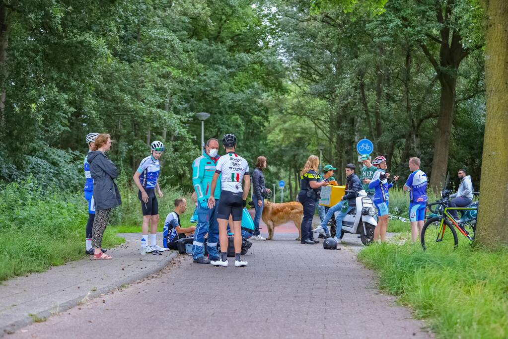 Wielrenners en scooterrijder gewond bij remactie