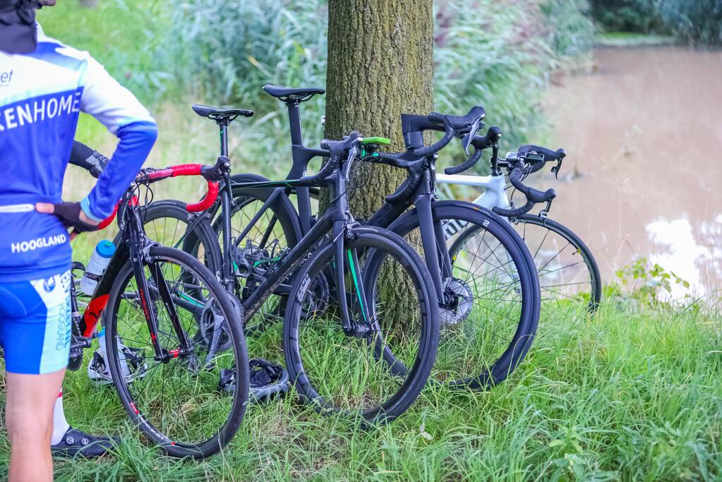 Wielrenners en scooterrijder gewond bij remactie