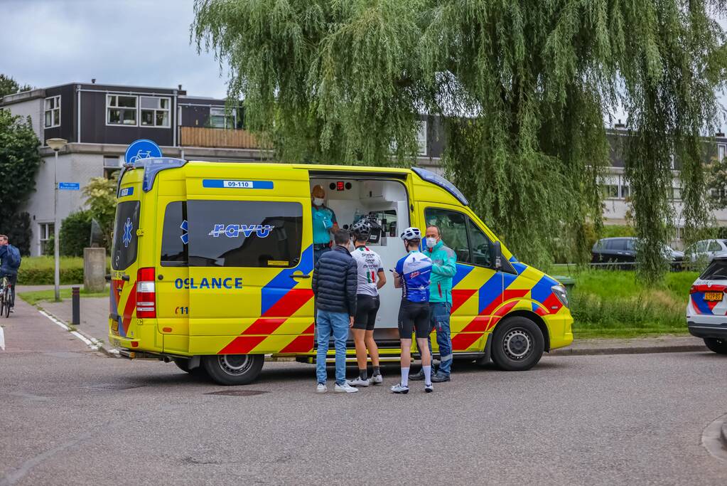Wielrenners en scooterrijder gewond bij remactie