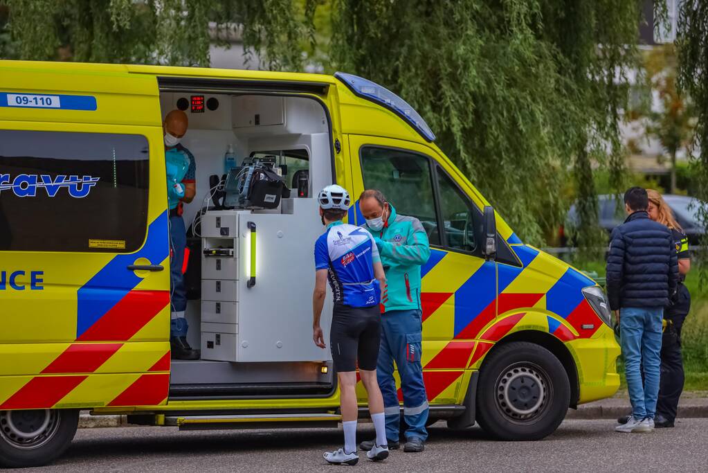 Wielrenners en scooterrijder gewond bij remactie