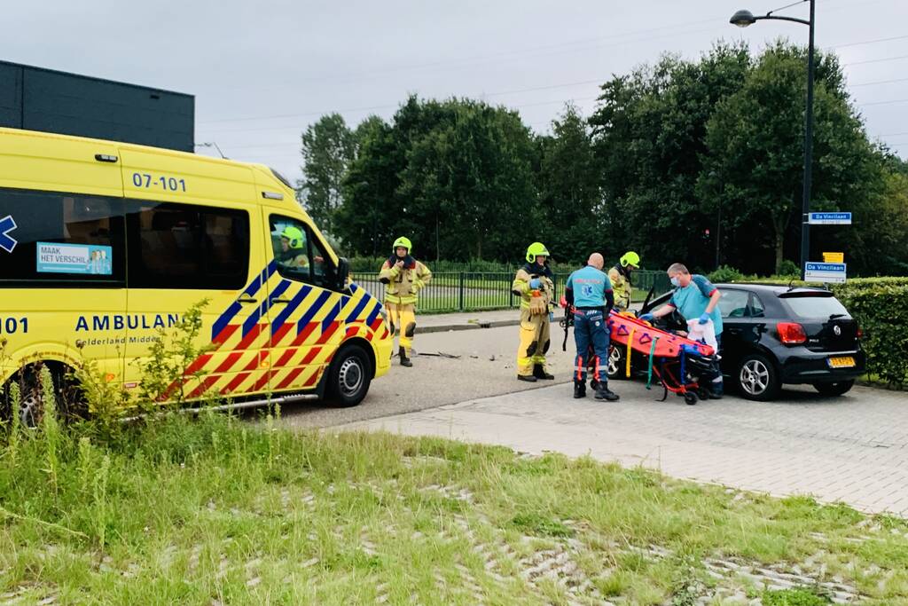 Veel schade bij botsing tussen twee auto's
