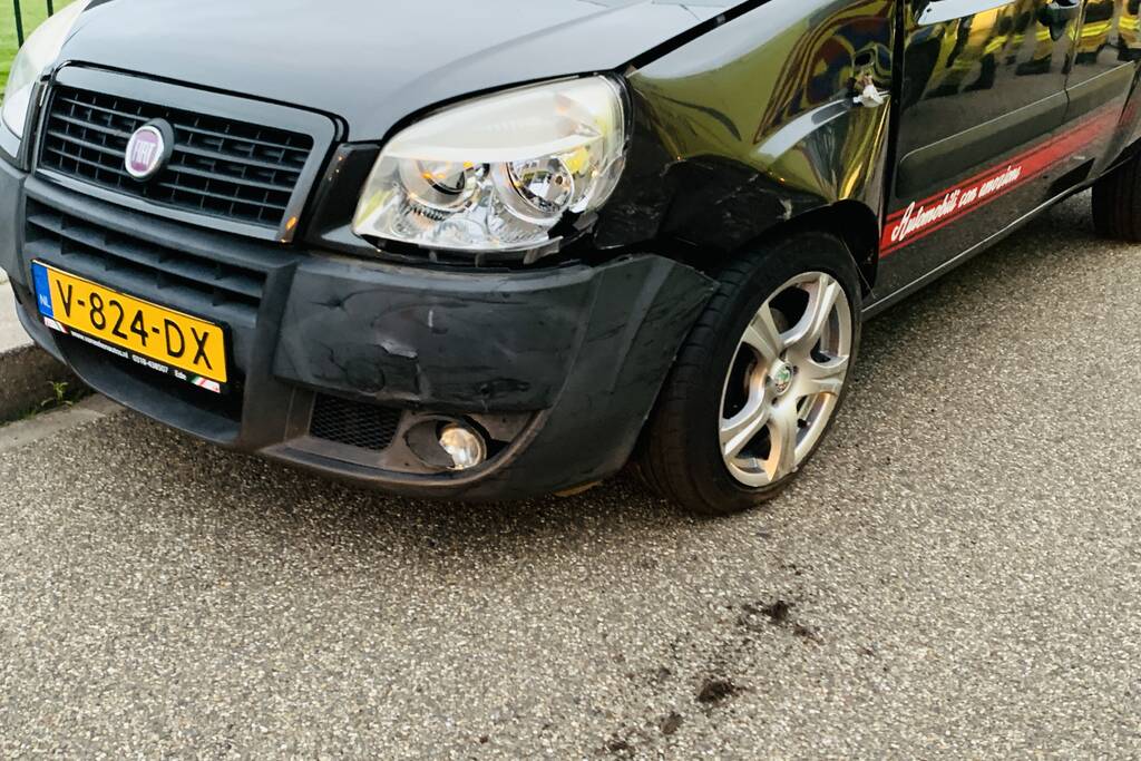 Veel schade bij botsing tussen twee auto's