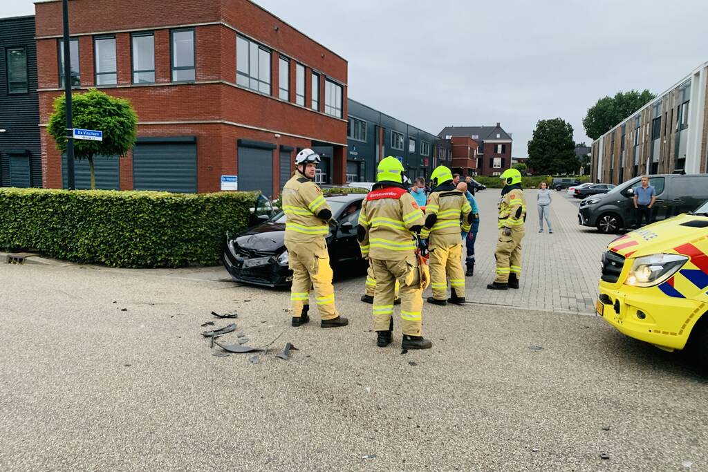 Veel schade bij botsing tussen twee auto's
