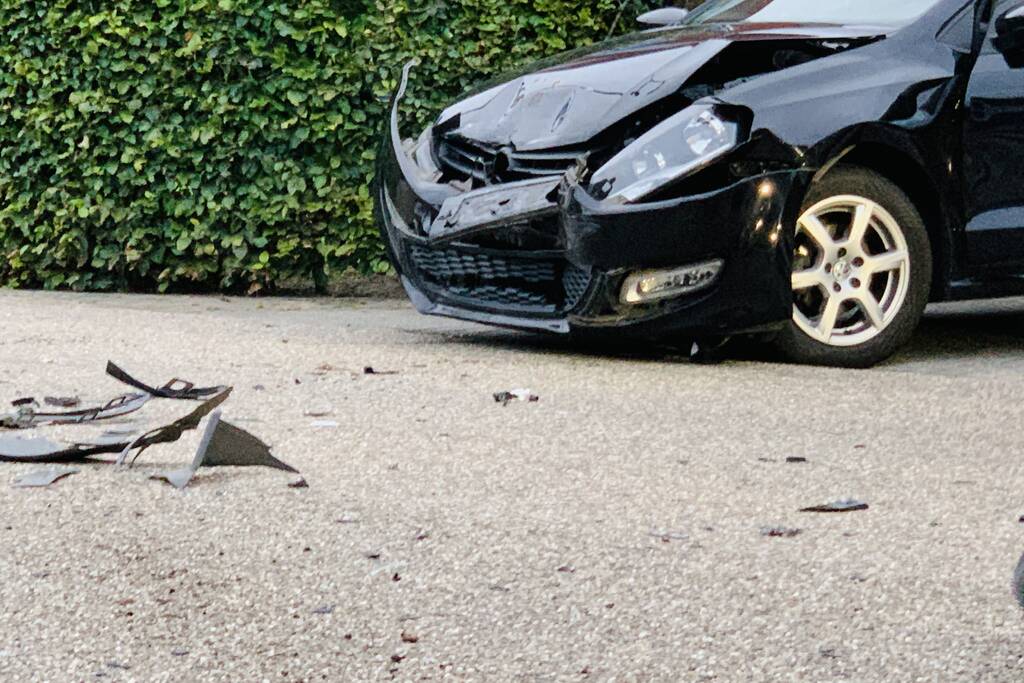 Veel schade bij botsing tussen twee auto's
