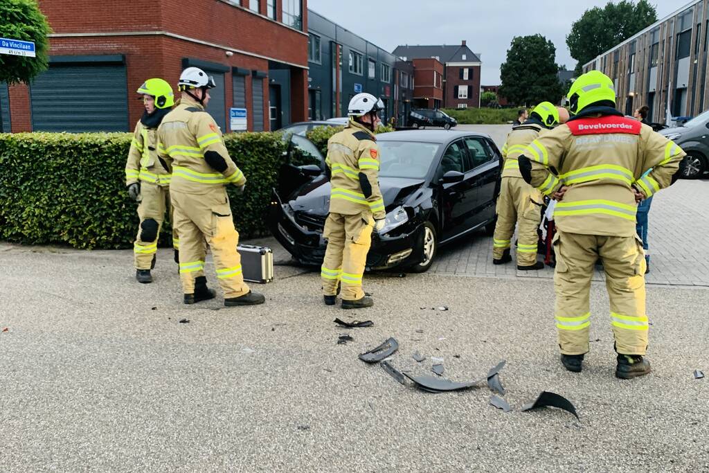 Veel schade bij botsing tussen twee auto's