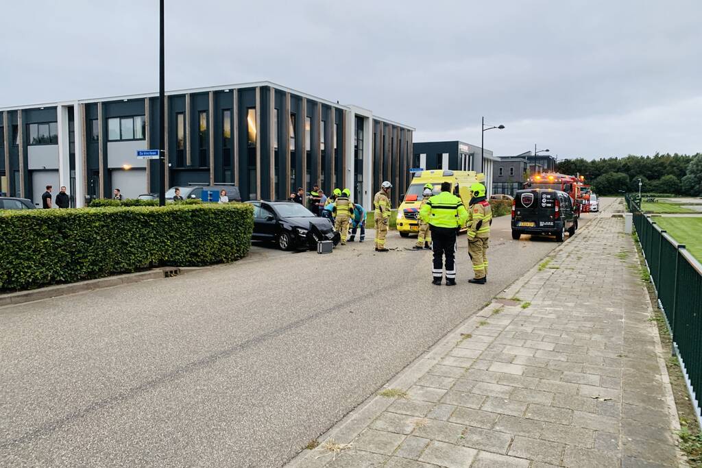 Veel schade bij botsing tussen twee auto's