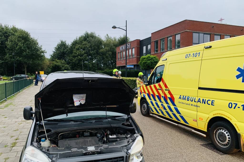 Veel schade bij botsing tussen twee auto's