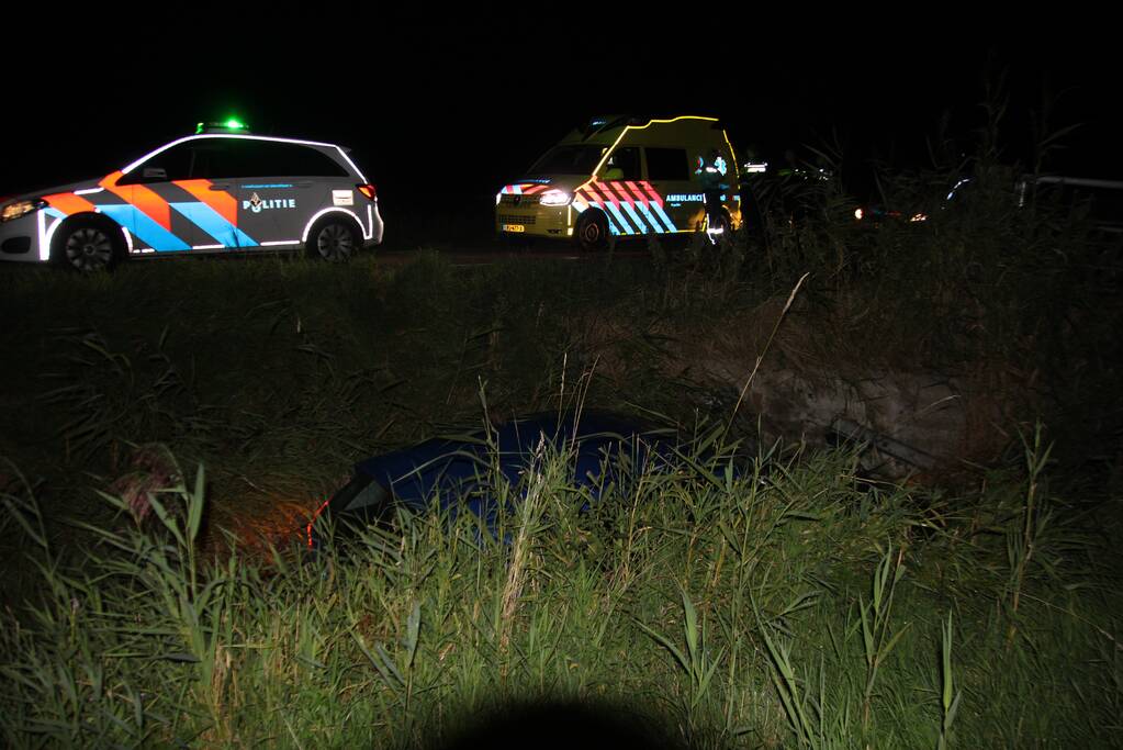 Auto belandt in sloot