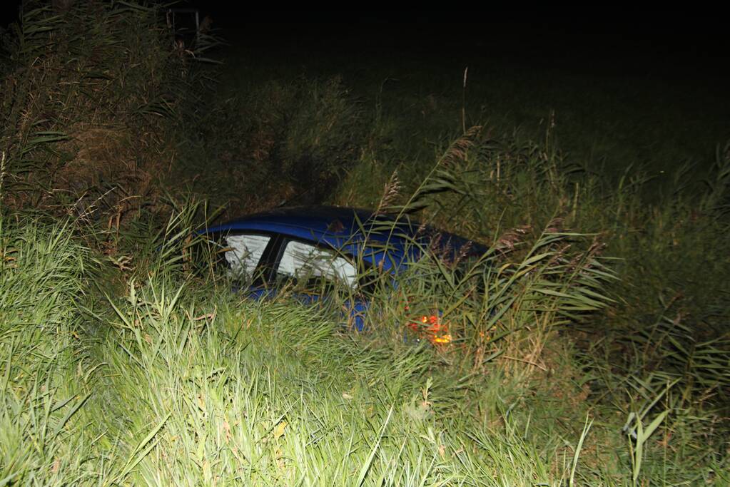 Auto belandt in sloot