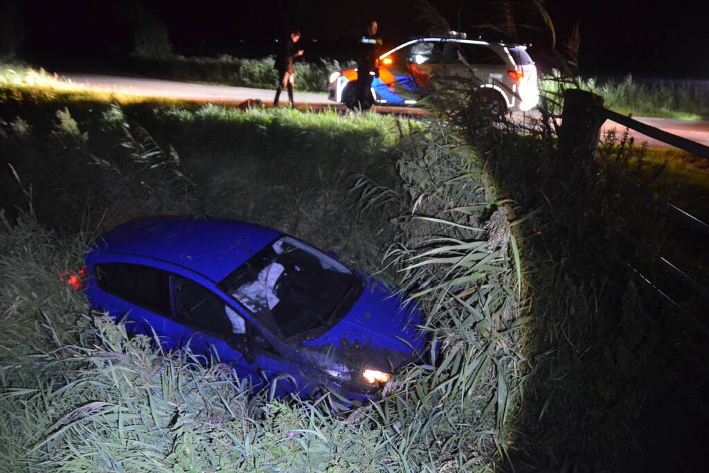 Auto belandt in sloot