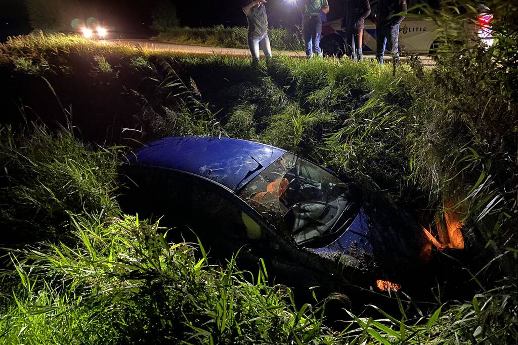 Auto belandt in sloot