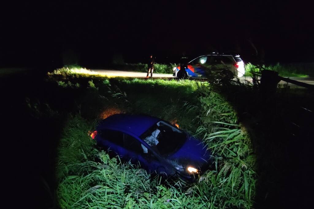 Auto belandt in sloot