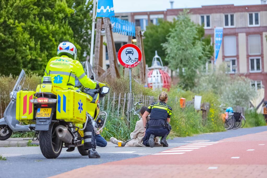 Overstekende scooterrijdster aangereden door automobilist Eemplein