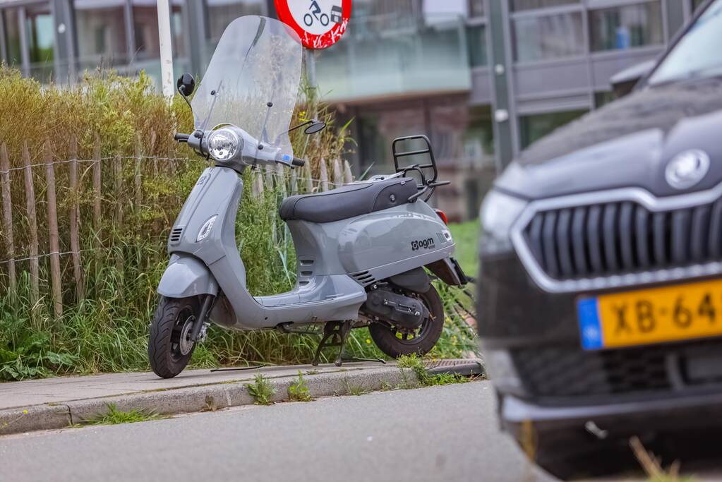Overstekende scooterrijdster aangereden door automobilist Eemplein