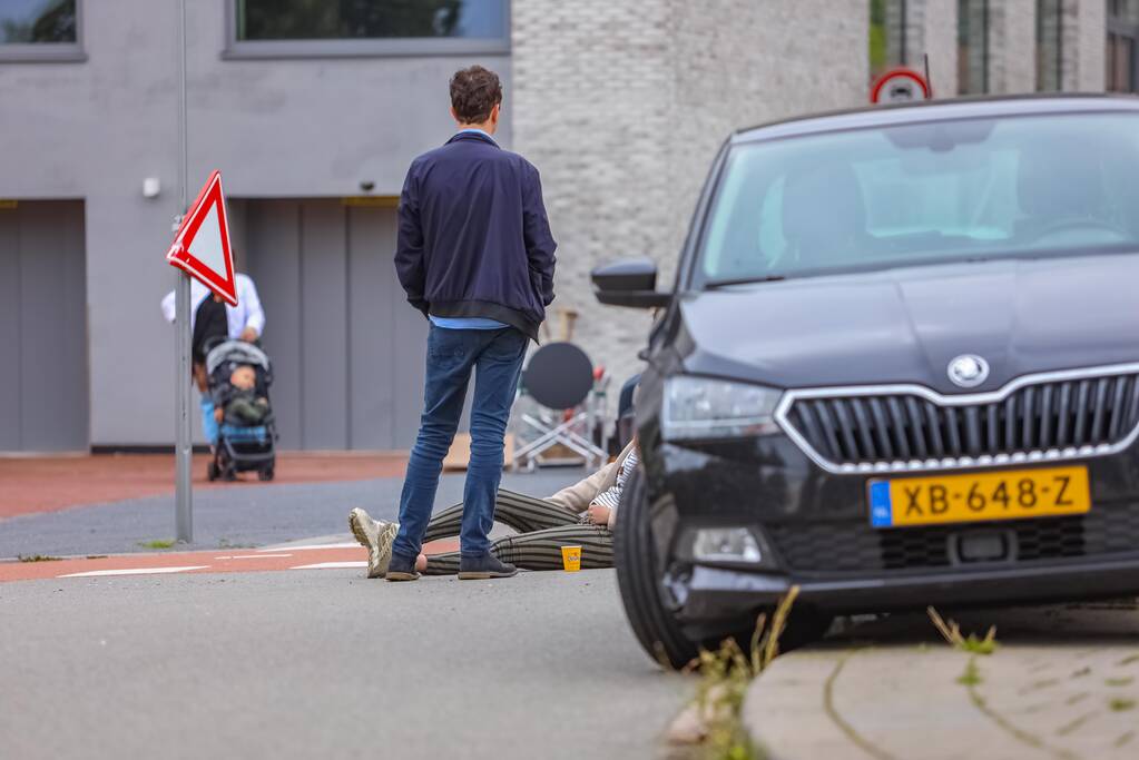 Overstekende scooterrijdster aangereden door automobilist Eemplein
