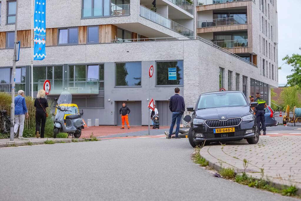 Overstekende scooterrijdster aangereden door automobilist Eemplein
